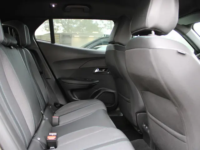 Peugeot 2008 1.2 PureTech Allure Pack 2023 Benzine 9
