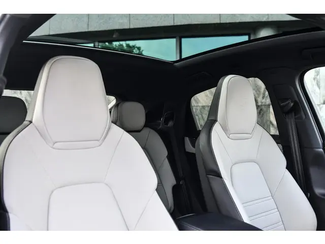 Porsche Cayenne Coupé 3.0 E-Hybrid 2025 Hybride Benzine 8