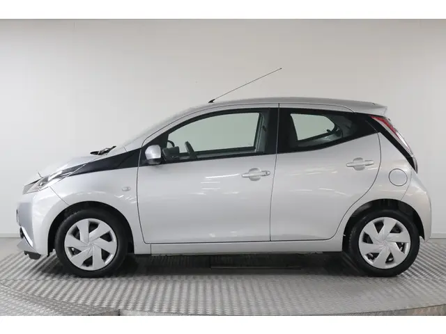 Toyota Aygo 1.0 VVT-i x-play 2017 Benzine 8