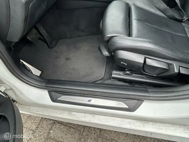 BMW 3 Serie 318i M Sport Edition 2018 Benzine 17