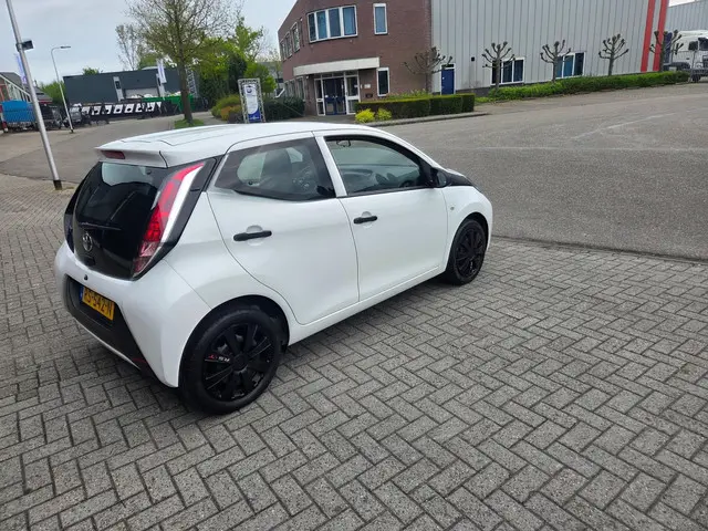 Toyota Aygo 1.0 VVT-i x-fun 5 deurs airco 2018 Benzine 7