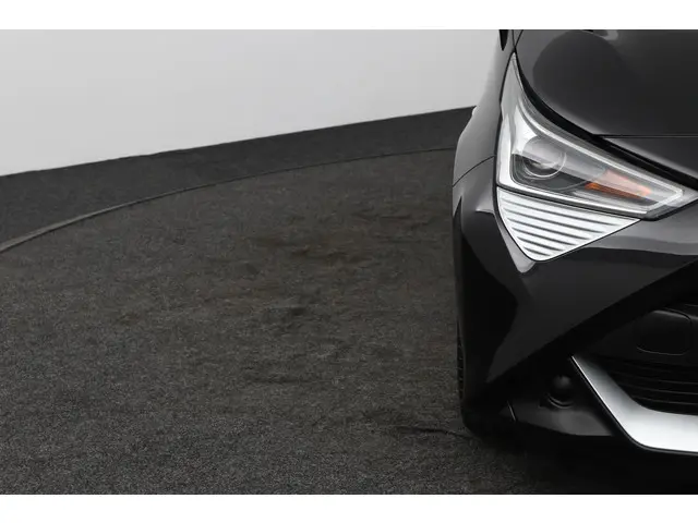 Toyota Aygo 1.0 VVT-i x-play cabrio 2021 Benzine 35