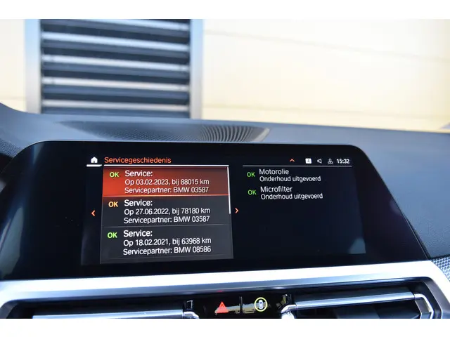 BMW 3 Serie 320i Executive Edition 2019 Benzine 20