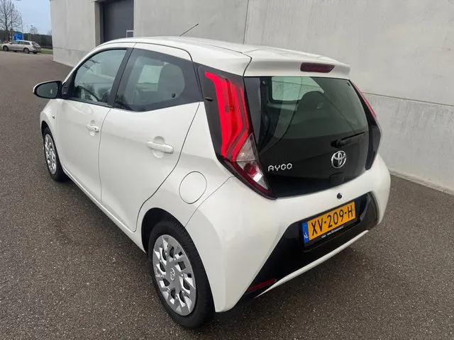 Toyota Aygo 1.0 VVT-i x-play Airco carplay 2019 Benzine 7