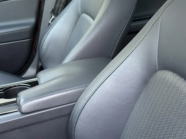 Jaguar XE 2.0 Portfolio 2015 Benzine 21