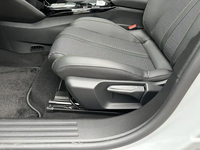 Peugeot 2008 1.2 Hybrid 145 PK GT 2025 Hybride Benzine 10