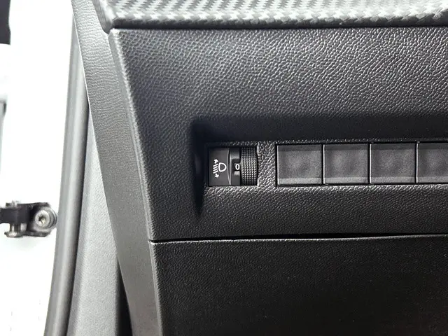 Peugeot 2008 1.2 100 2023 Benzine 23