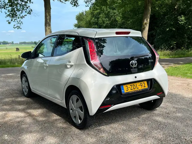Toyota Aygo 1.0 VVT-i x-play | Cruise + Airco 2014 Benzine 4