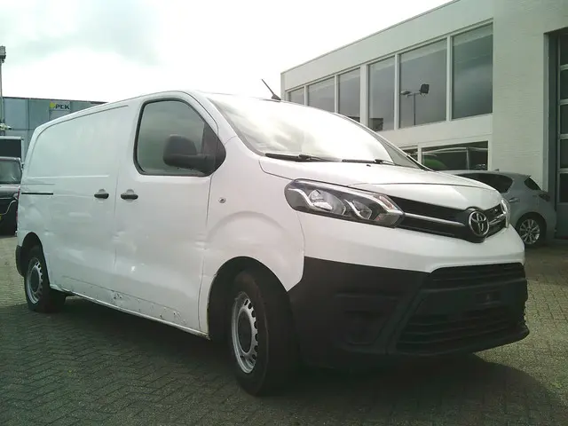 Toyota ProAce Worker 1.5 D-4D Cool Comfort 2019 Diesel 9