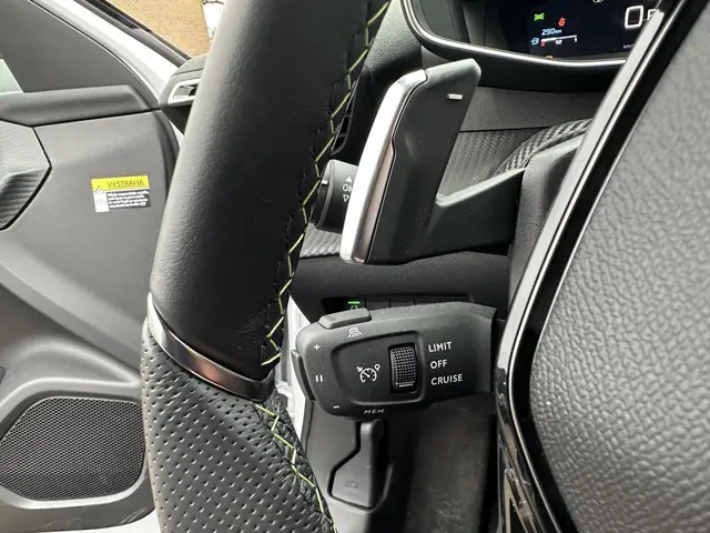 Peugeot 2008 1.2 Hybrid 145 PK GT 2025 Hybride Benzine 21