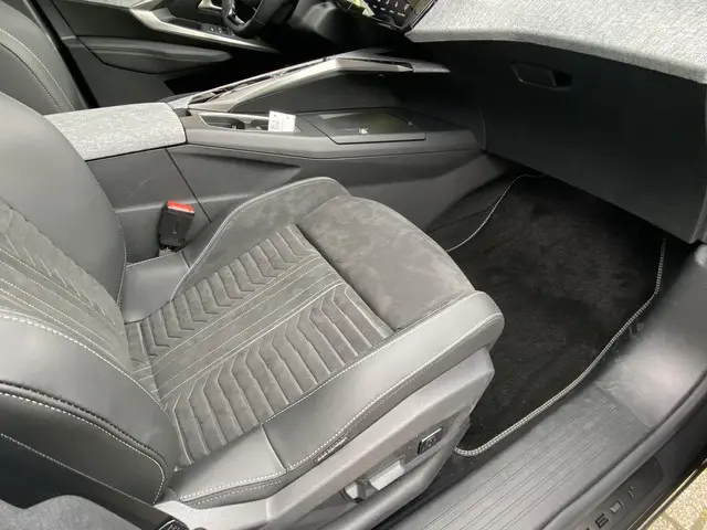 Peugeot 3008 Hybrid 136 GT 2025 Hybride Benzine 9