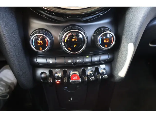 MINI 5-Deurs 1.5 Cooper Classic 2024 Benzine 18