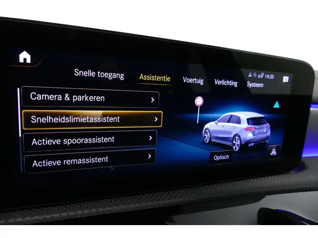 Mercedes-Benz A-Klasse 200 AMG Line 2021 Benzine 30