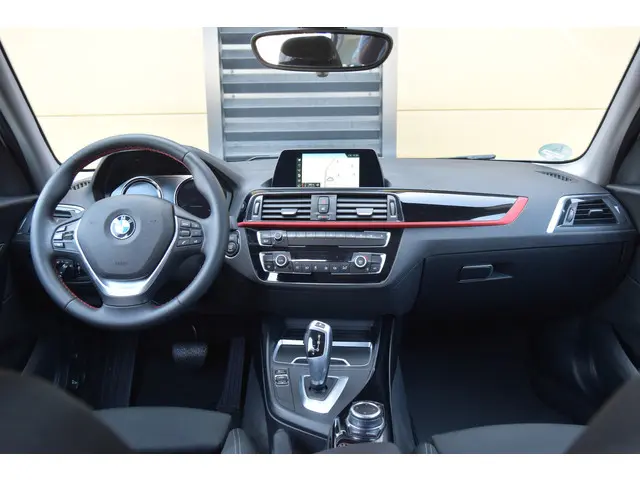 BMW 1 Serie 118i Executive 2018 Benzine 3