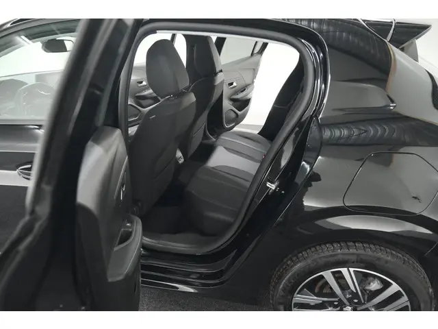 Peugeot 208 PureTech 100 Allure Pack 2023 Benzine 25