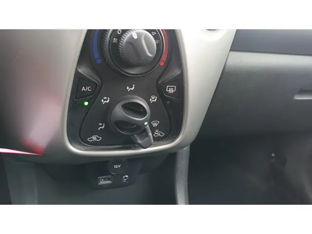 Peugeot 108 1.2 VTi Airco / Cruise control 2014 Benzine 14
