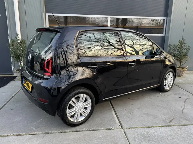 Volkswagen up! 1.0 MPI 60 pk BMT high up! 2019 Benzine 26