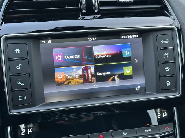 Jaguar XE 2.0 Portfolio 2015 Benzine 18