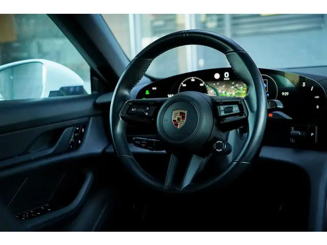 Porsche Taycan Performance 84 kWh 2021 Elektrisch 42