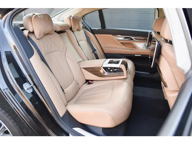 BMW 7 Serie 740Li High Executive 2015 Benzine 34