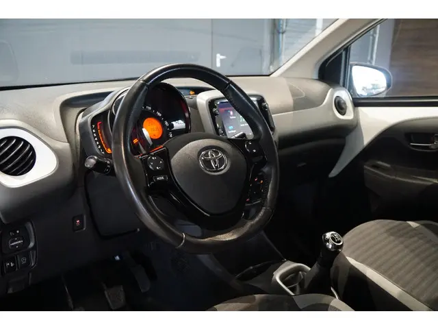 Toyota Aygo 1.0 VVT-i x-play limited 2019 Benzine 4