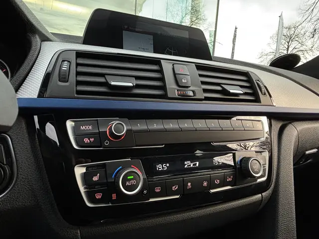 BMW 3 Serie 320i 2019 Benzine 12