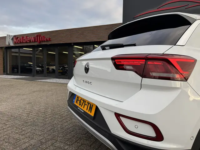 Volkswagen T-Roc 1.0 TSI 110pk 75 Edition 2022 Benzine 22