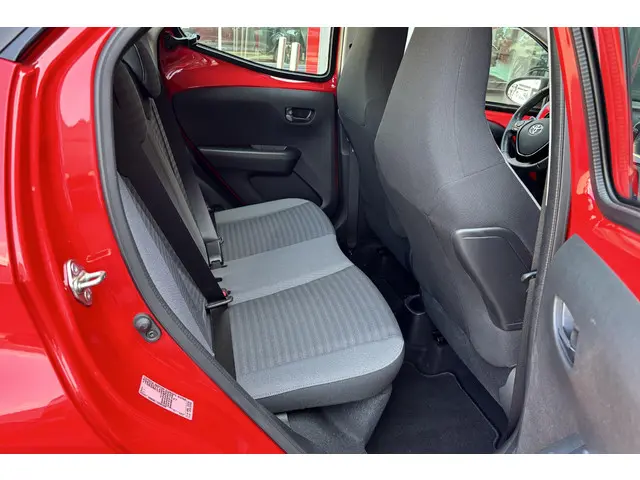 Toyota Aygo 1.0 VVT-i x-play 2020 Benzine 32