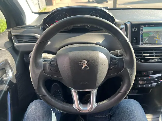Peugeot 208 1.2 PureTech Style Pack navi 2015 Benzine 10