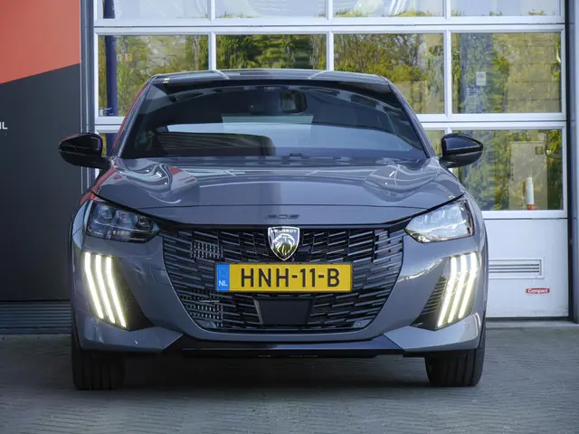 Peugeot 208 1.2 Hybrid 110 e-DCS6 GT 2025 Benzine 3