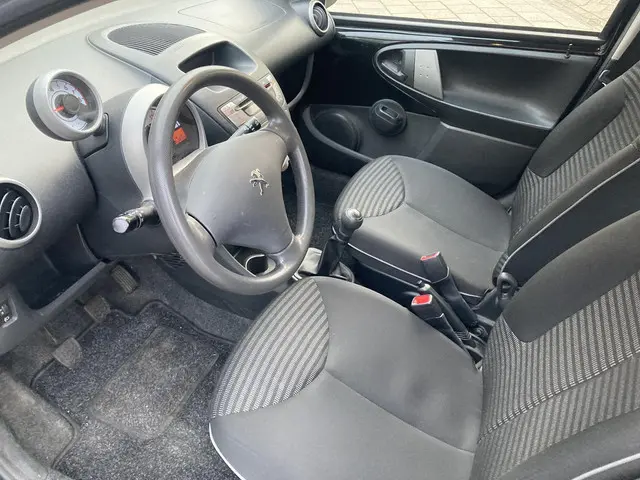 Peugeot 107 1.0 Active 2013 Benzine 11