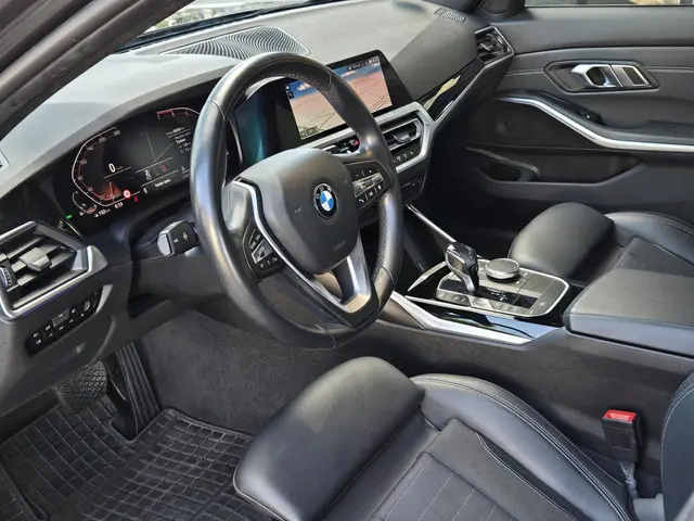 BMW 3 Serie 320i Executive Edition 2019 Benzine 4