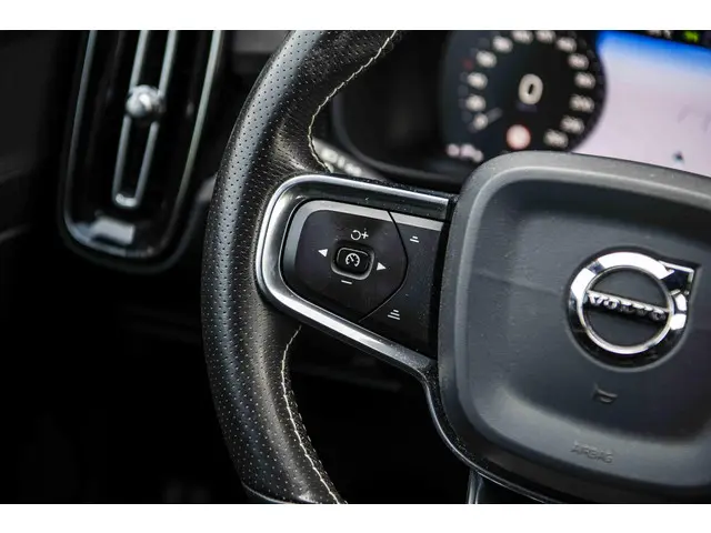 Volvo XC40 T4 190pk Geartronic R-Design 2019 Benzine 24