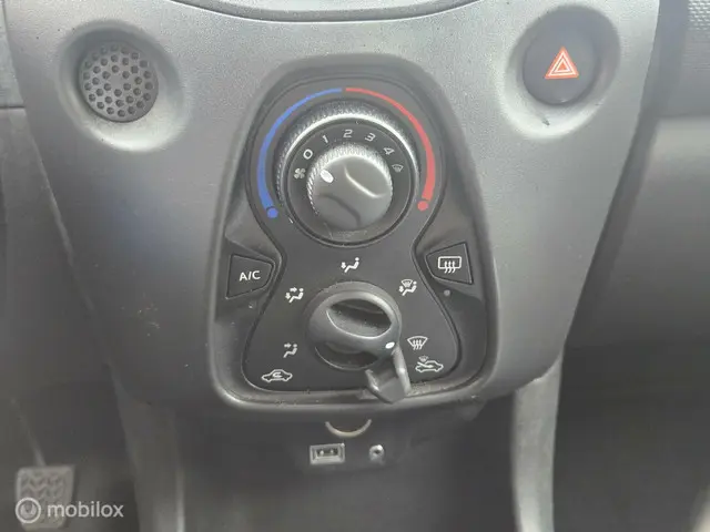 Toyota Aygo 1.0 VVT-i x, airco, 5drs 2017 Benzine 23