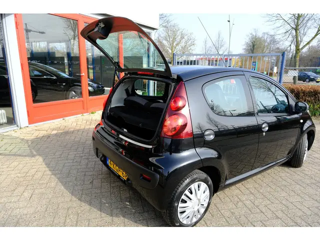 Peugeot 107 1.0 Blue Lease 5-drs Airco 2013 Benzine 9