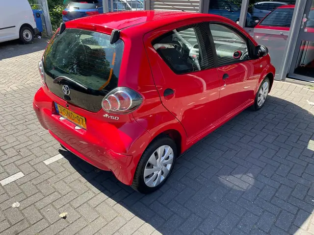 Toyota Aygo 1.0 VVT-i Now 2013 Benzine 9