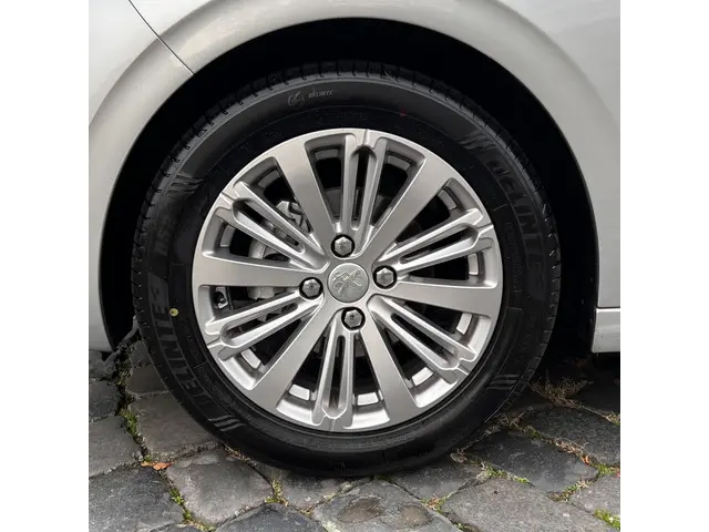 Peugeot 208 1.2 PureTech Allure 2018 Benzine 6