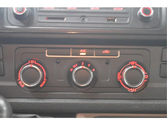 Volkswagen Transporter 2.0 TDI L2H1 DC 2017 Diesel 11