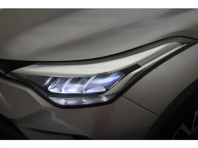 Toyota C-HR 1.8 Hybrid Dynamic 2020 Hybride Benzine 24