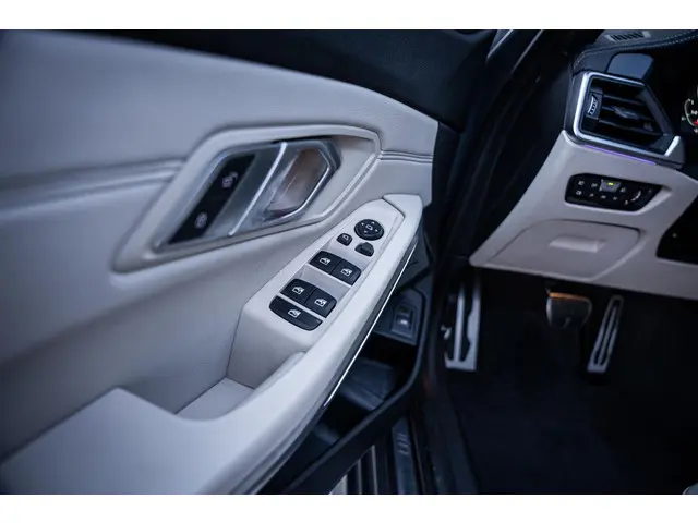 BMW 3 Serie 330i M-Sport 2019 Benzine 53