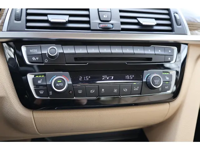 BMW 3 Serie 318i Luxury Edition 2019 Benzine 28