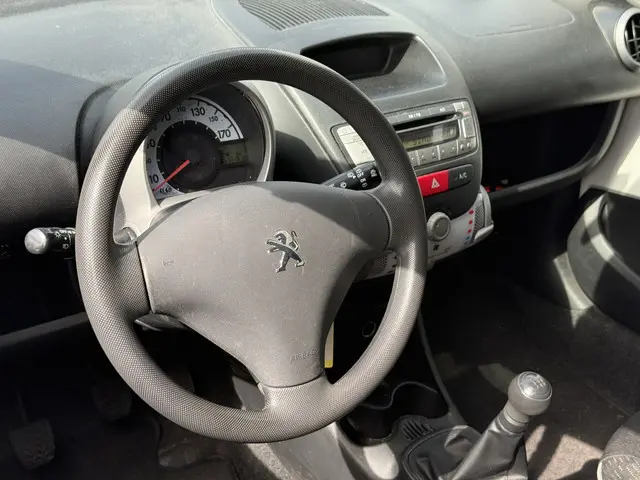 Peugeot 107 1.0 Access Accent 2013 Benzine 4