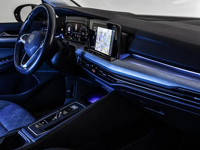 Volkswagen Golf 1.0 eTSI 110PK DSG Life 2023 Benzine 34