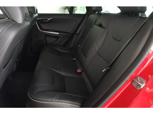 Volvo V60 2.0 T4 R-Design 2018 Benzine 13