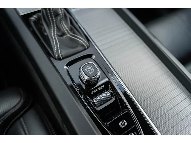 Volvo XC60 2.0 D4 AWD R-Design 2018 Diesel 35