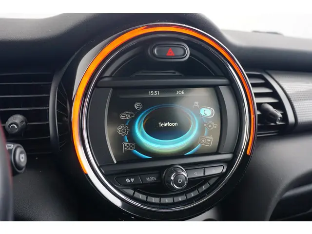 MINI 5-Deurs Cooper 2017 Benzine 17