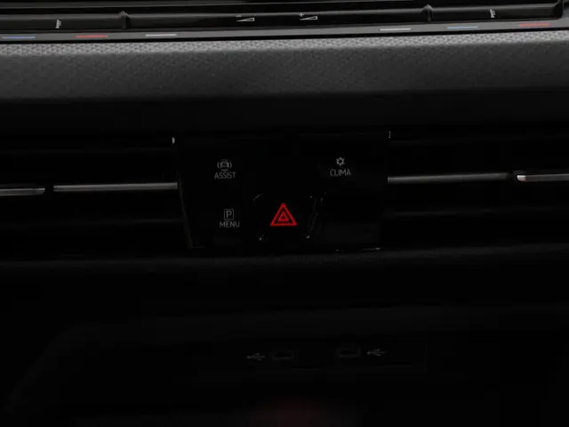 Volkswagen Golf 1.0 eTSI 110pk DSG Active 2022 Benzine 22