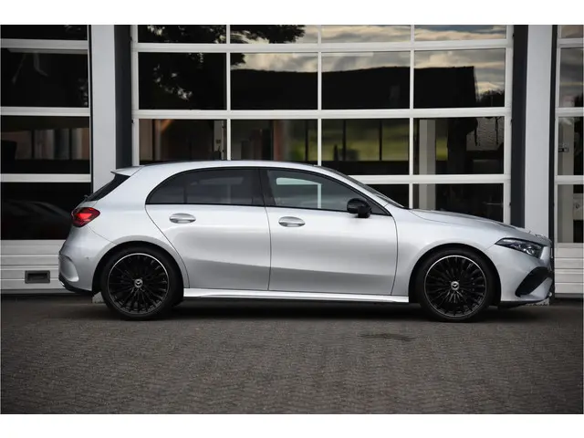 Mercedes-Benz A-Klasse 200 AMG Line 2023 Benzine 28