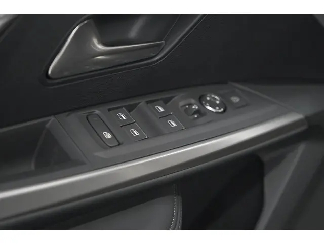Peugeot 5008 HYbrid 145 e-DCS6 GT 2025 Hybride Benzine 27