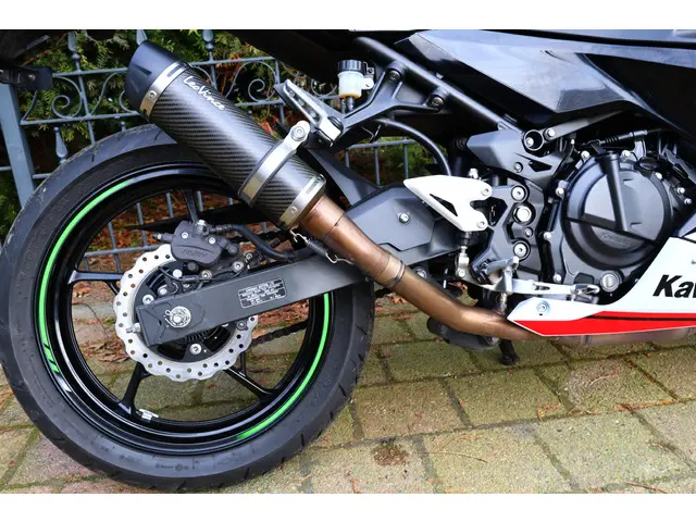 Kawasaki Ninja 400 KRT A2 CODE 80 2023 Benzine 17